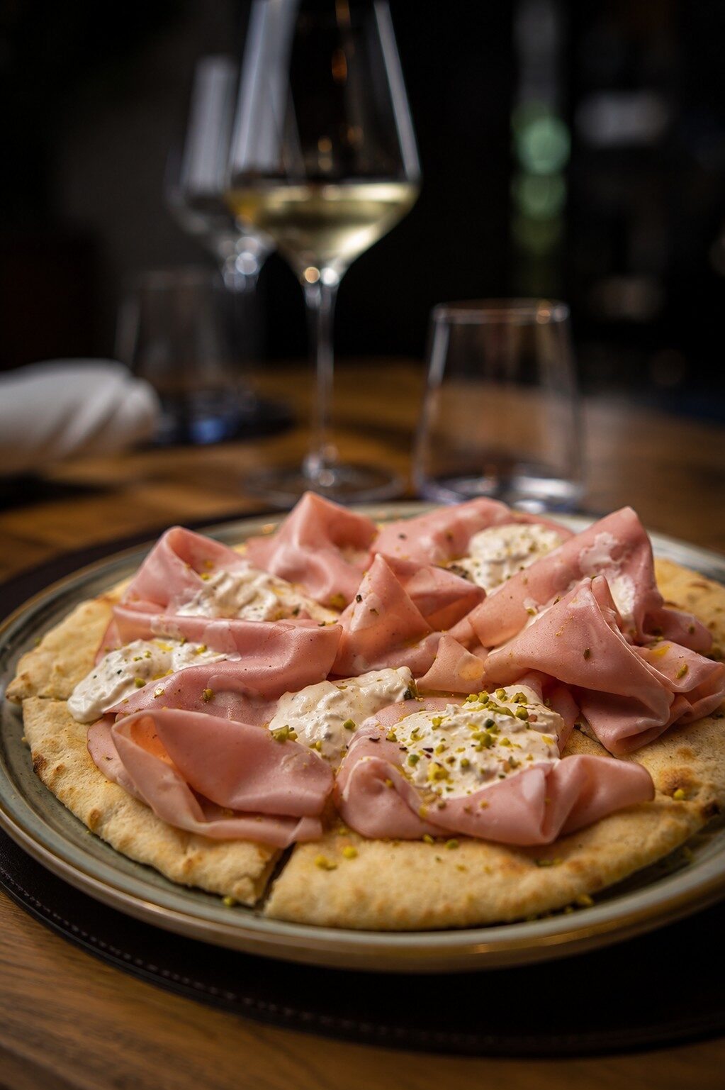Stracciatella, mortadella e granella di pistacchio